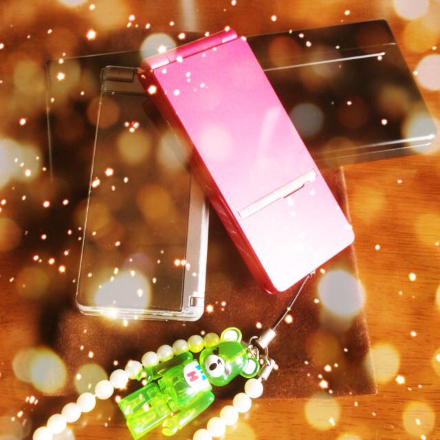 neko_666's tweet photo. 今さらですが、ガラケ���買いました。
N-08Bは大き過ぎて持ち運びに不便だし（平常時は手ぶら派なんでw）
P906は画面が雲の中みたいになってきてて限界寸前だったので、ひとまず予備機として。
しかし、まさかのピンクに我ながら困惑中w http://t.co/9YemKRdlyL