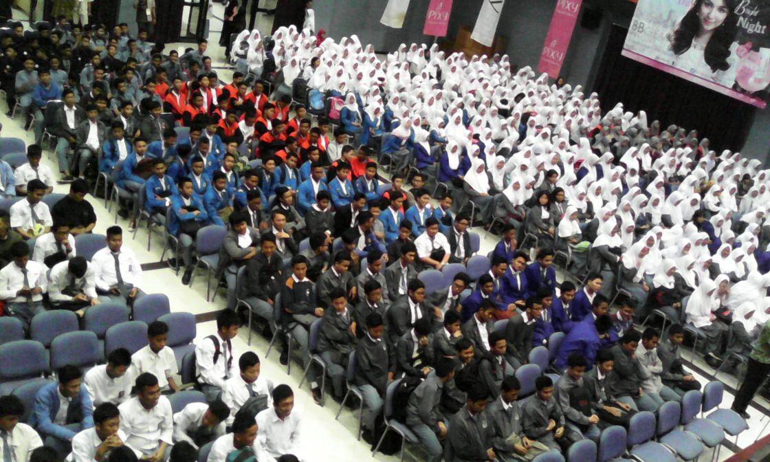 jde_82's tweet photo. 'sinergi pelajar untukmu negeri'  ,.. @lp3mbbekasi  #GebyarHardiknasKabBekasi http://t.co/iveHCoOzTS