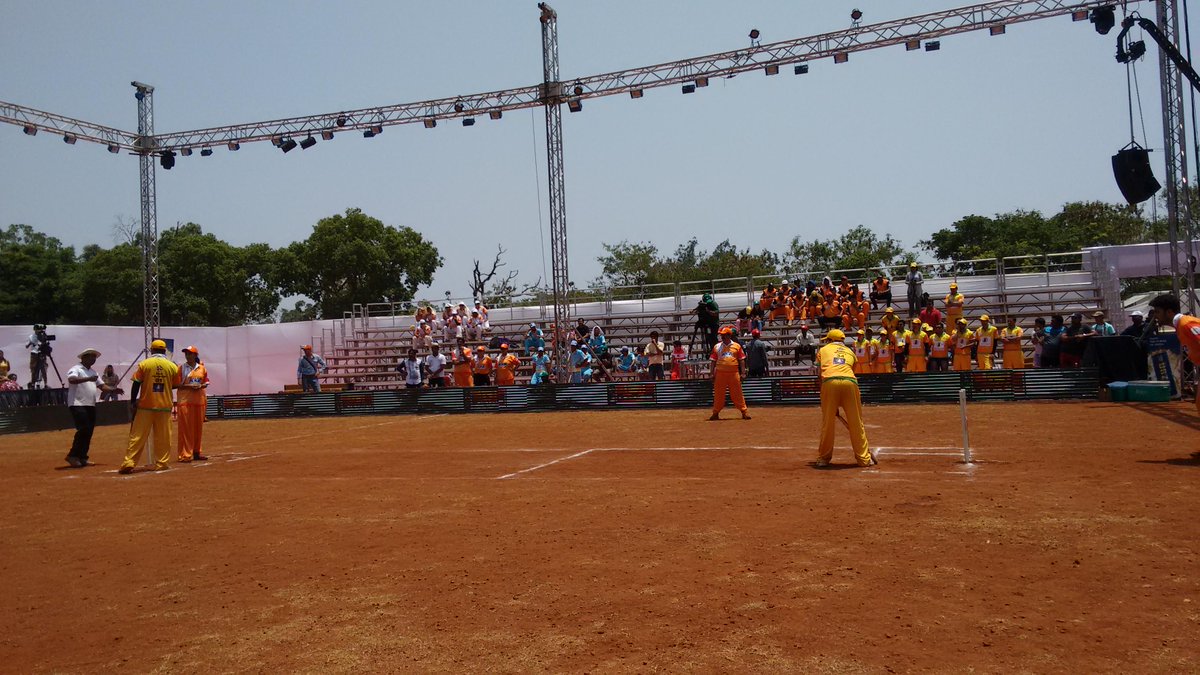 MBCL15's tweet photo. Batting #ClassicNashik
5 Over 52 Runs 4 Wickets #MBCL
Target 53 to #KohinoorNagpoor
RT http://t.co/UnL0BhYxEI