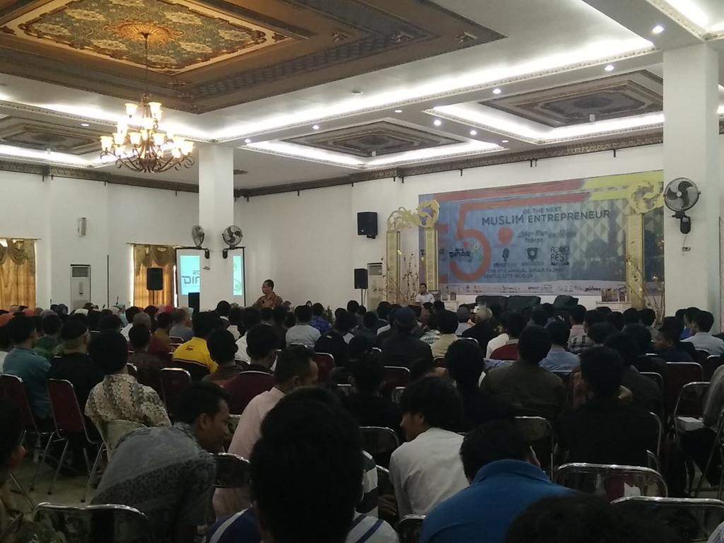 Dateng yo ke acara <a href="/dinartazkia/">#DINAR2017</a> , siap2 @foodaddict__  mau bagi2 20 voucher makan gratis . <a href="/masmono08/">MasMono</a> <a href="/SyafiiAntonio/">Syafii Antonio</a>