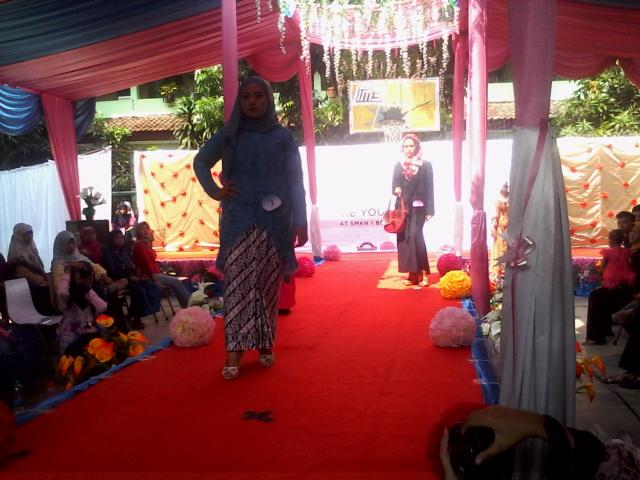 OSIS_smkn1bks's tweet photo. Inilah para designer beserta model-modelnya dari berbagai fashion yang telah di tampilkan http://t.co/zNQICtoxA5