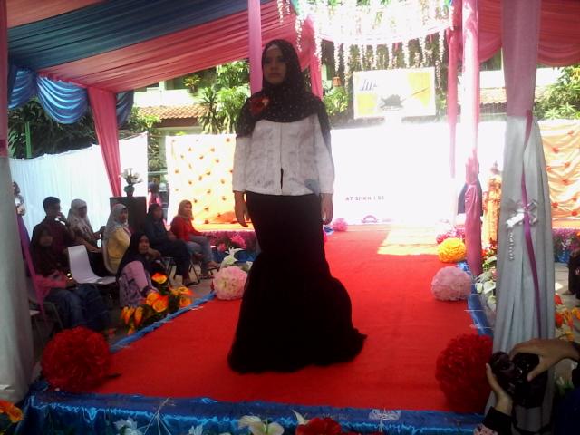 OSIS_smkn1bks's tweet photo. Inilah para designer beserta model-modelnya dari berbagai fashion yang telah di tampilkan http://t.co/zNQICtoxA5