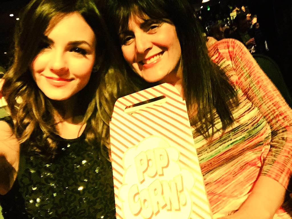 VictoriaJustice's tweet photo. At the Pitch Perfect 2 premiere with my mom! So excited 😁🎶🎶 http://t.co/WF9Ynfhx1N
