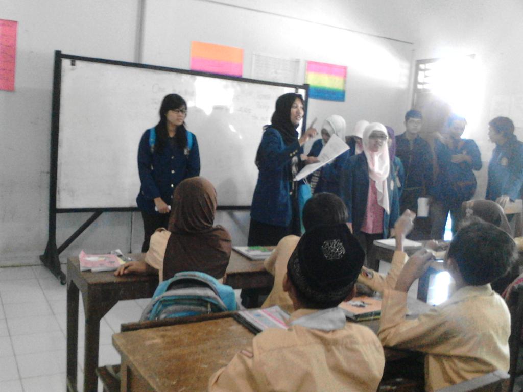 senatfebundip's tweet photo. Admin lagi ada di desa gemawang nih. Kita sedang mengajar di MI Negeri Jambu Gemawang cc:@BEMFEBUNDIP http://t.co/FPs6Mq05Xg