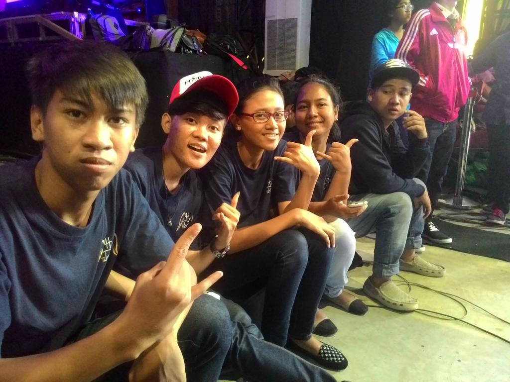 alweshforever's tweet photo. Tim keprak keprok mau tampil  :d
#HaninDhiyaOnDahsyat http://t.co/LZl6jXbRdu