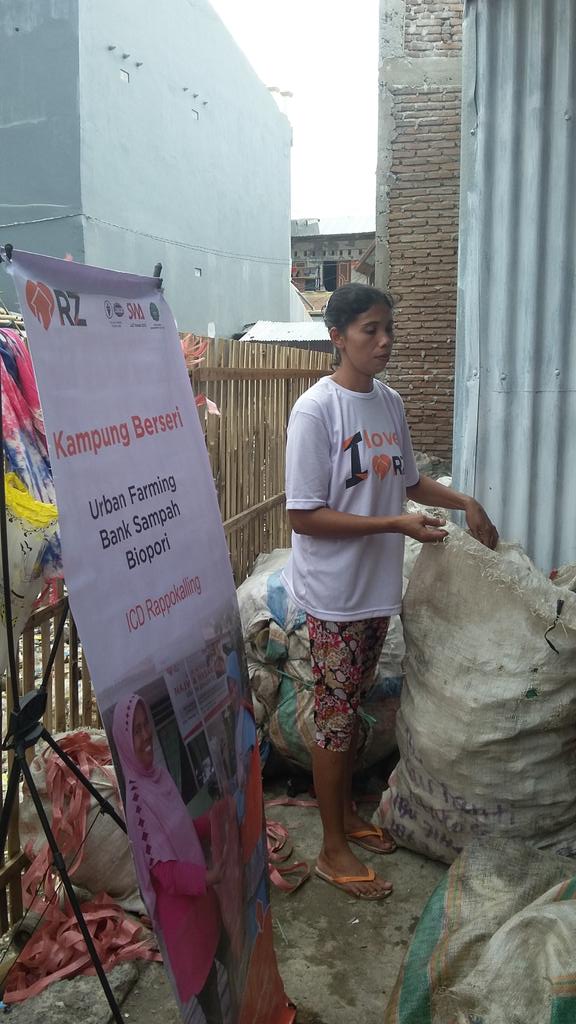 ana_mardiyati's tweet photo. saatnya panen bank sampah sikamaseang  ICD Rappokaling makasar @rumahzakat @mandiribisa @MaskurM http://t.co/eZ8TPX8Lis