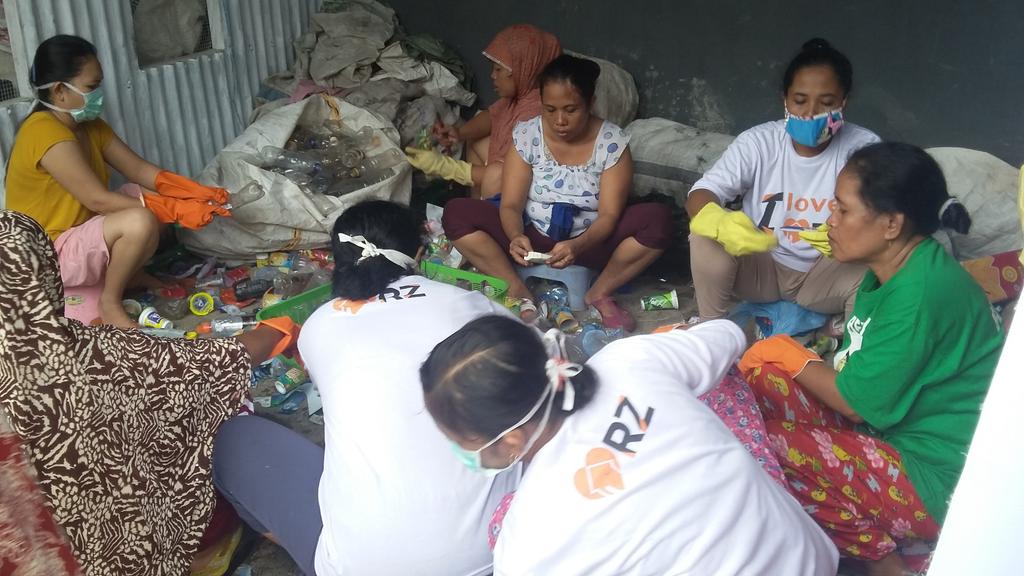 ana_mardiyati's tweet photo. saatnya panen bank sampah sikamaseang  ICD Rappokaling makasar @rumahzakat @mandiribisa @MaskurM http://t.co/eZ8TPX8Lis