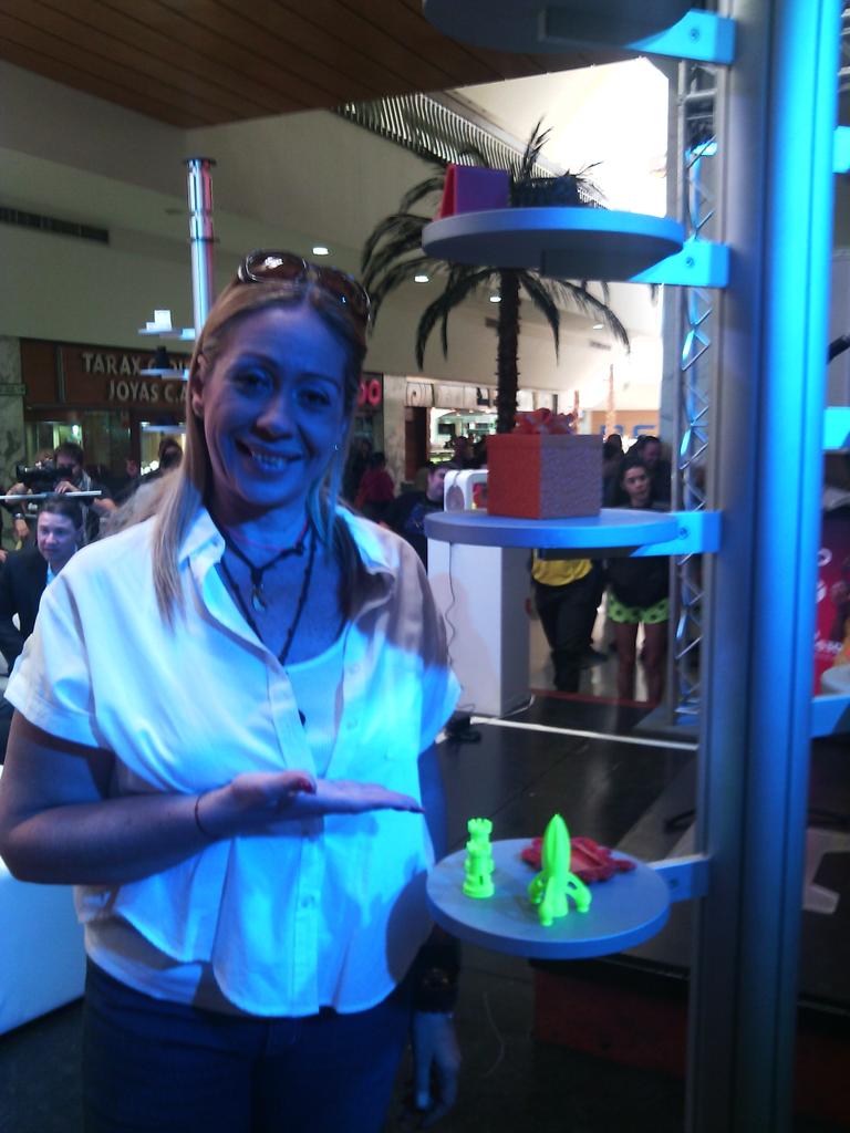Lleragonzalez's tweet photo. Gracias a @solmartorres @My3Dup x la invitación al lanzamiento #impresoras #selfi3D @Vida_Arte Un rato maravilloso!! http://t.co/jO9J0bB6GR