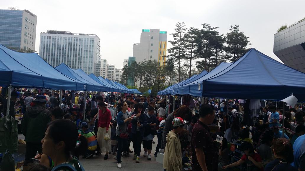 Jaemyung_Lee's tweet photo. 성남시청의 어린이 벼룩시장..
인산인해라고밖에..^^; http://t.co/m0HB6uGMdC