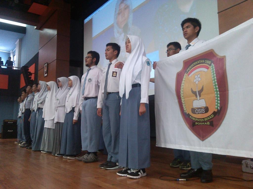 jde_82's tweet photo. Deklarasi Pelajar 'Peduli untuk negeri' @lp3mbbekasi  #GebyarHardiknasKabBekasi http://t.co/mwSkhjW5HZ