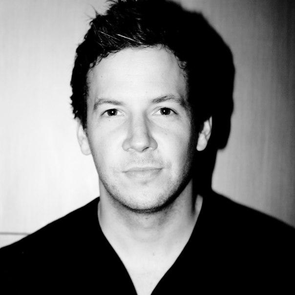 Happy birthday Pierre Bouvier!!vokalis band Simple Plan asal Kanada ini berusia 36 tahun ini. 