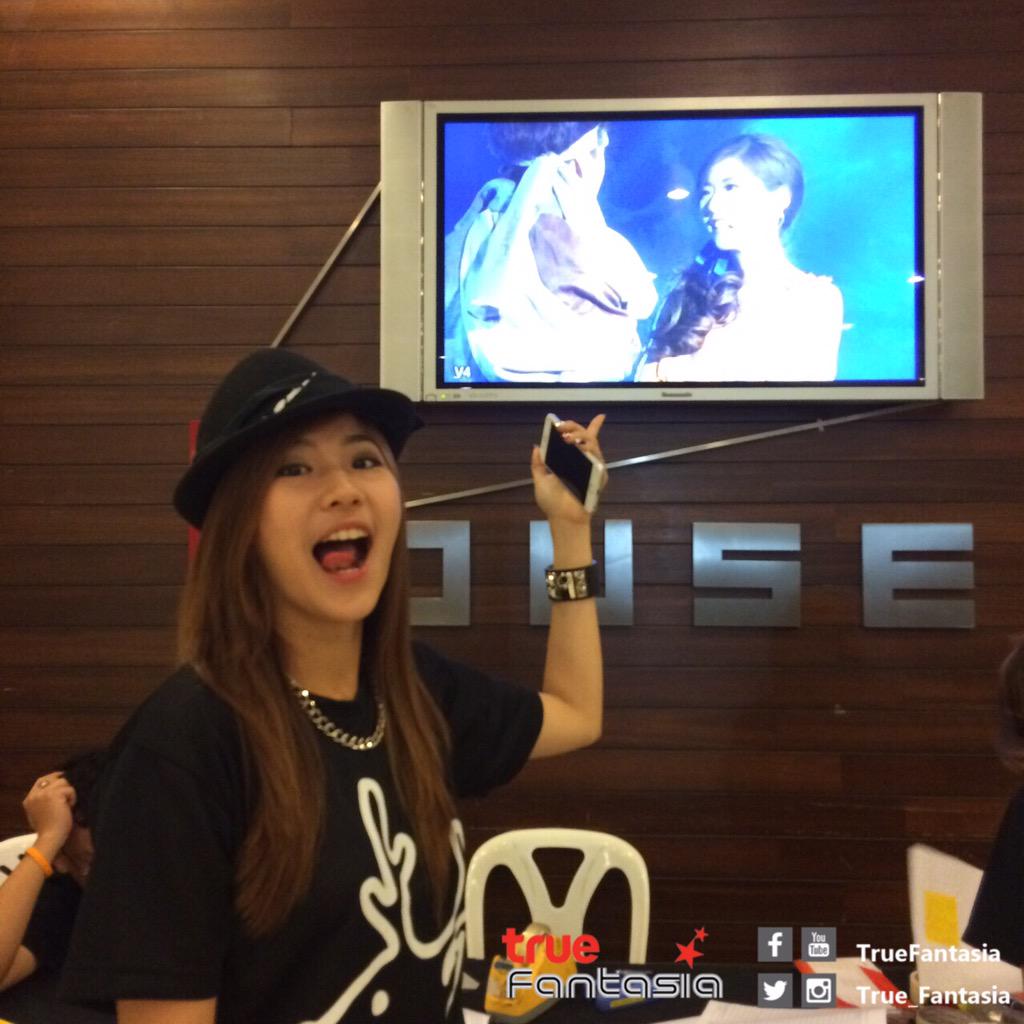 true_fantasia's tweet photo. เมื่อวานมีคนดีใจเห็นตัวเองในจอทีวี 😁 @Nam_AF11 #AF11 #AF12 http://t.co/fVJ04YIwuq