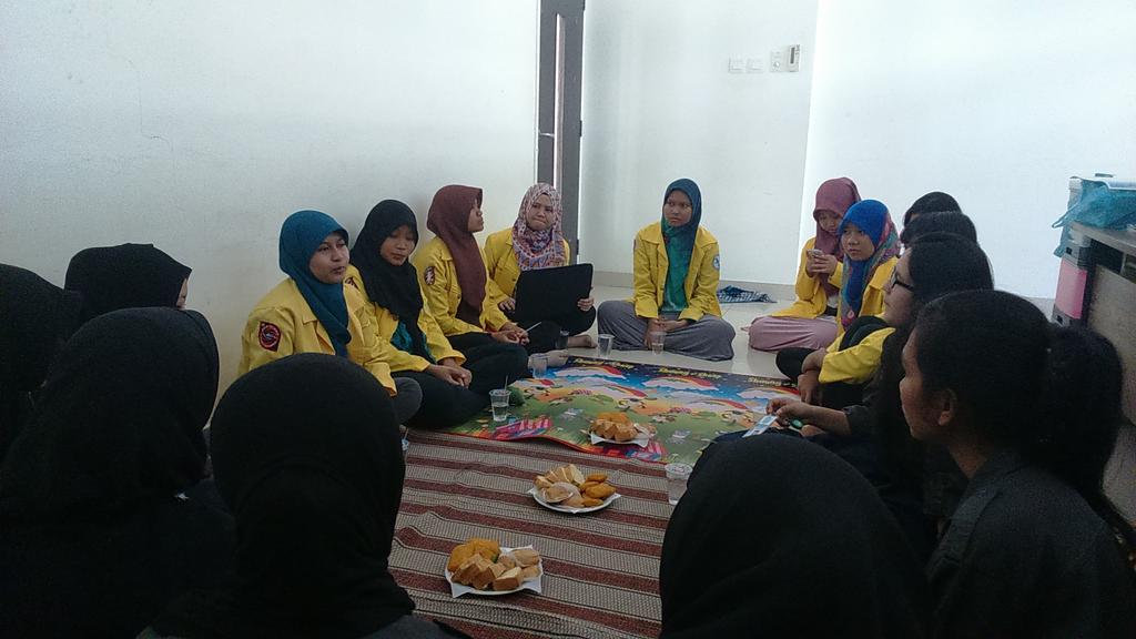 pnc_unpad's tweet photo. Sedang dilaksanakan sharing-sharing antara PNC Unpad dan @nursingfirstaid http://t.co/NVh2jJ4hbz