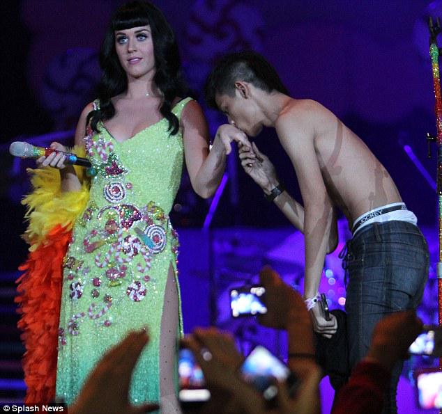 Konser di Indonesia, Katy Perry Bakal Bagikan ‘Kacamata Ajaib’ bit.ly/KacamataAjaibK… #PramborsNews