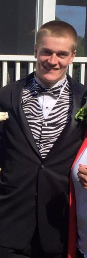 afodenn's tweet photo. WHO LET MY BROTHER WEAR THIS TO PROM #DONNA http://t.co/qQglpqmhrY