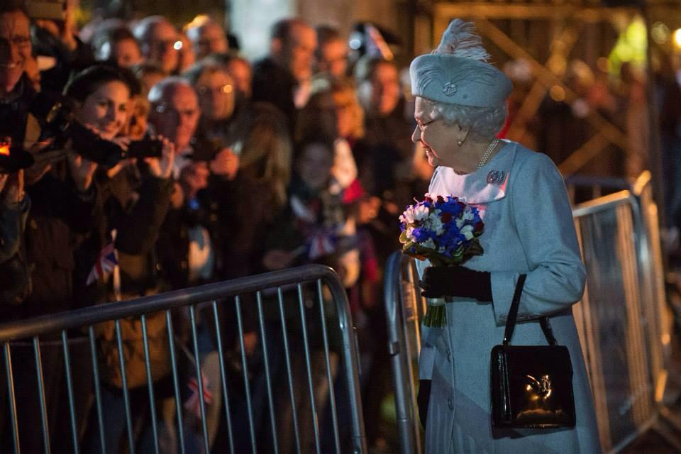 UKRoyalFamily's tweet photo. HM The Queen lights first of UK's 250 #VEDay70 beacons at Windsor Castle http://t.co/YosomcXDlS