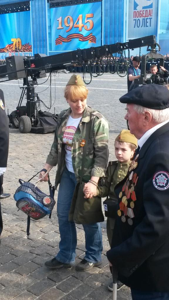 donysoda's tweet photo. 萌娃“@suhasinih: Veterans and young arrive at Moscows Red Square for #VEDay70 http://t.co/dz8ZaUt5JG”