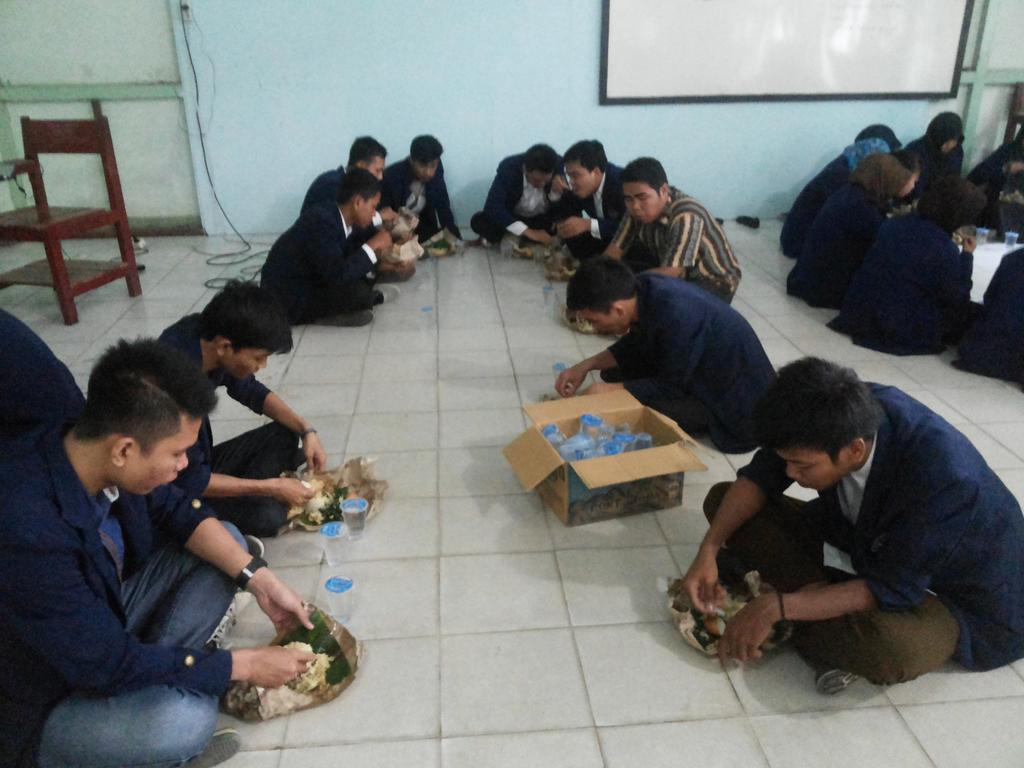 HimasepUntan's tweet photo. Adk2 kita lg istirahat makan nh.....
Ttp semangat yh!! http://t.co/ogresrHREJ