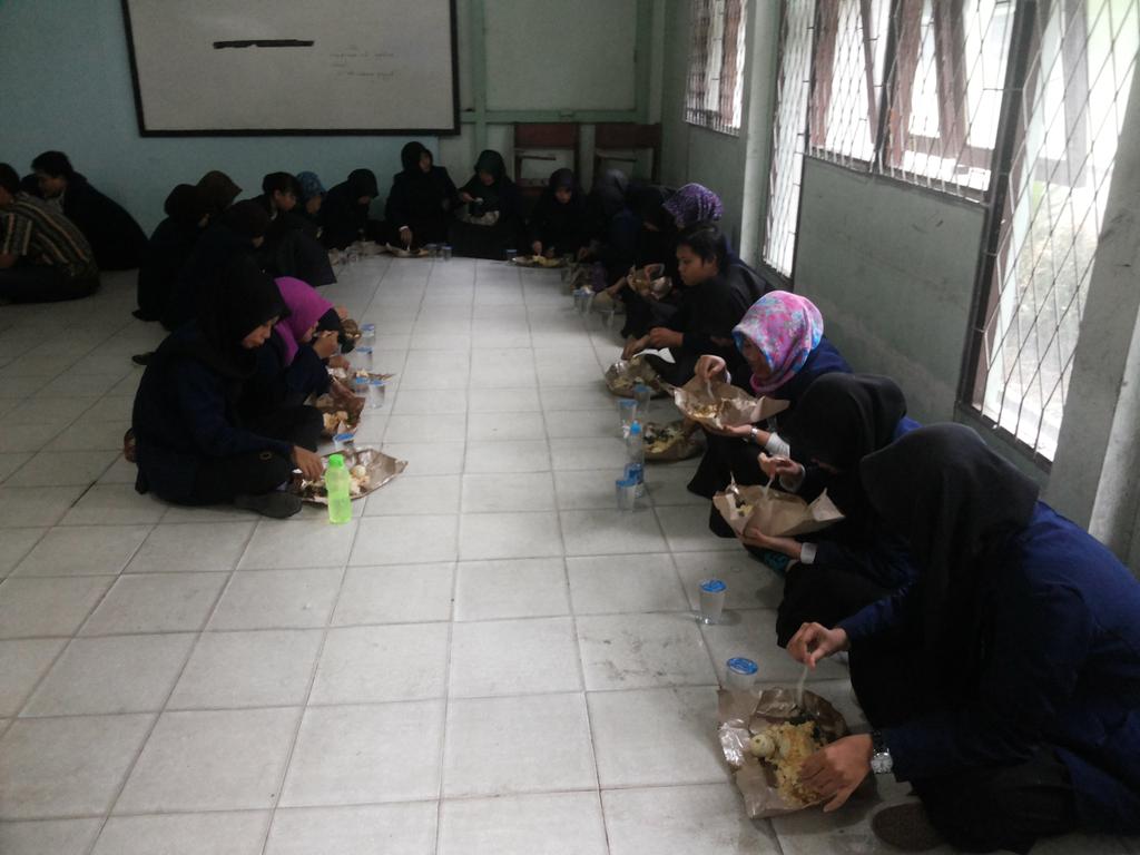 Adk2 kita lg istirahat makan nh.....
Ttp semangat yh!!