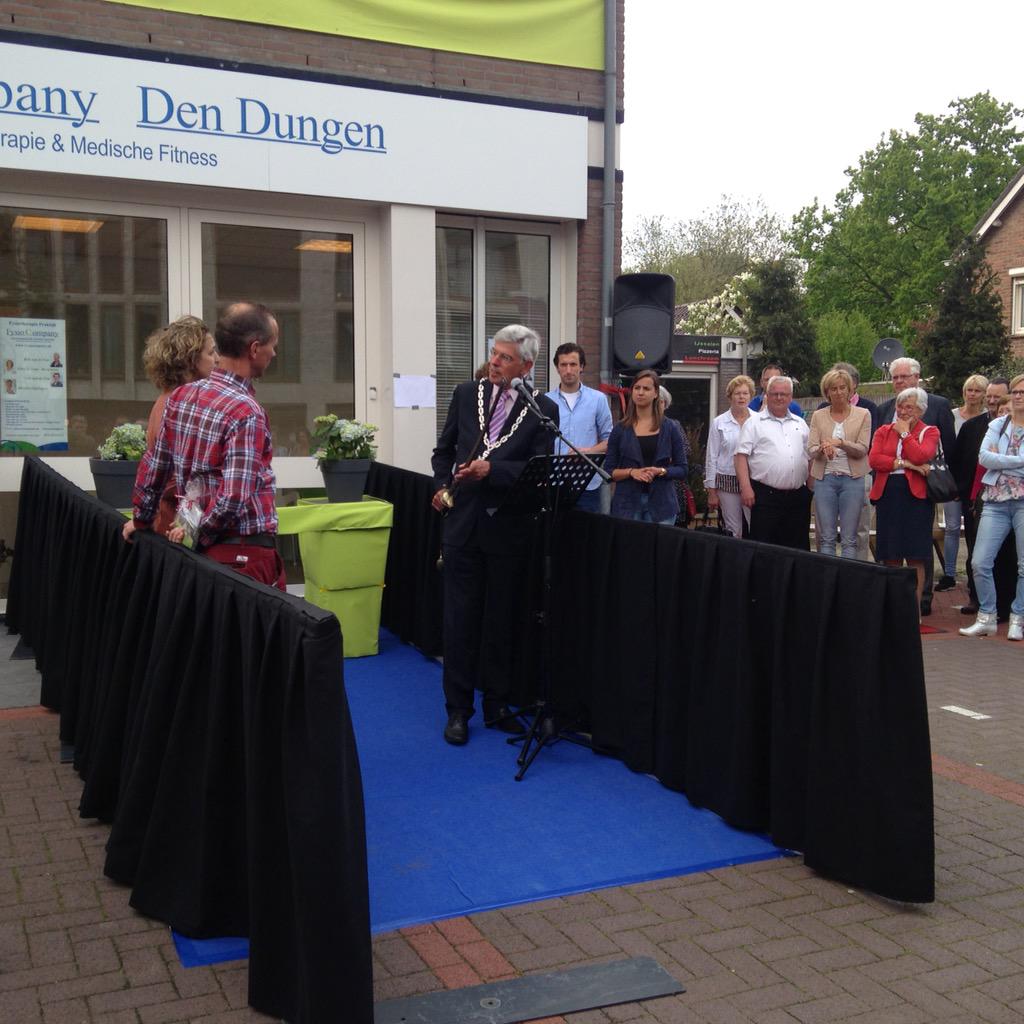 WvHeumen's tweet photo. Na warme speech opende 'dappere' ridder burgemeester @JanPommer @FysioCompany Den Dungen http://t.co/BkoBcr2JcV
