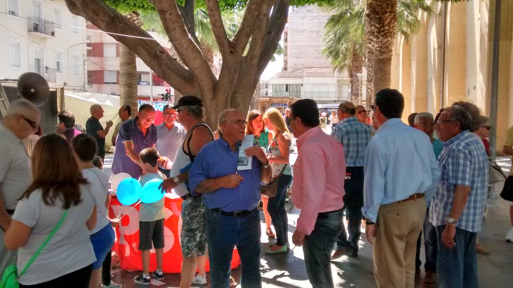 psoe_almoradi's tweet photo. Hemos estado con nuestro vecinos y visitantes mostrando nuestro programa que presentamos esta tarde #YoConJaime http://t.co/zjIUjcKlei