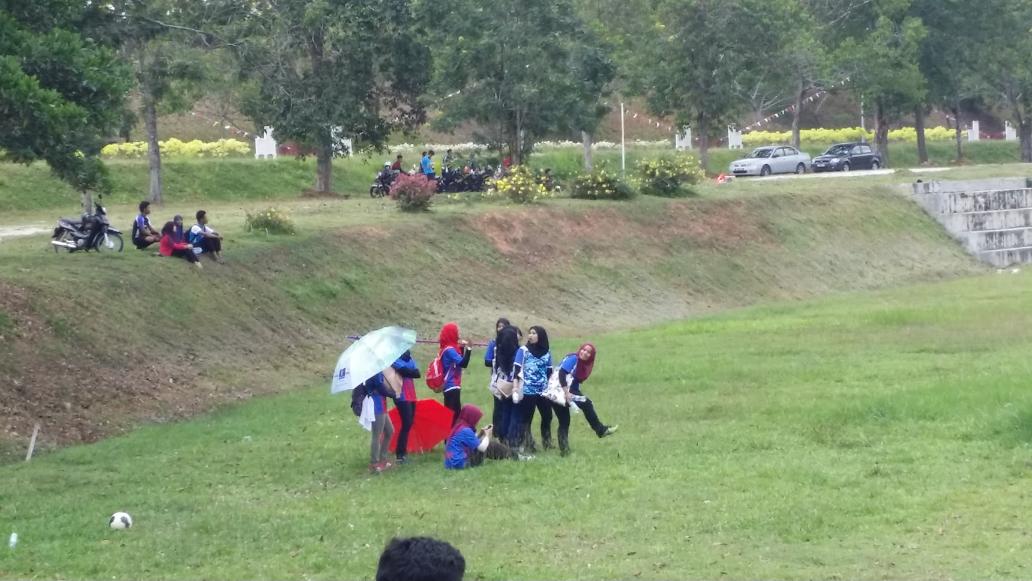 fawaah's tweet photo. Tudiaaaaa gadis gadis #masavengers cheers di tengah padang @zyha_azmy http://t.co/09xFqDZOVm