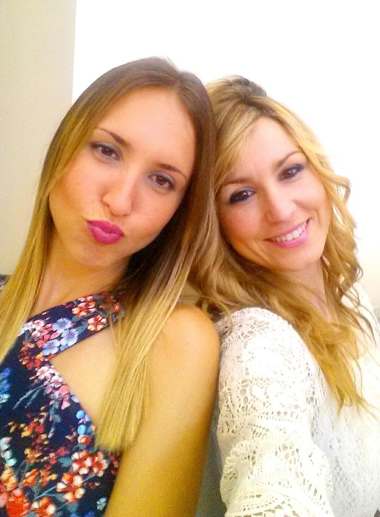 Carmen__Morales's tweet photo. Con mi cuñiii que está guapísima!!!! http://t.co/7iuTT3YMEt