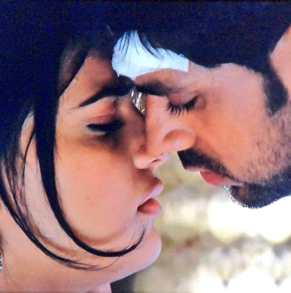 saumya_markanda's tweet image. Can't get this scene out of my mind!!! #SuperIntense #SuperClose #IshVeer ❤️❤️❤️