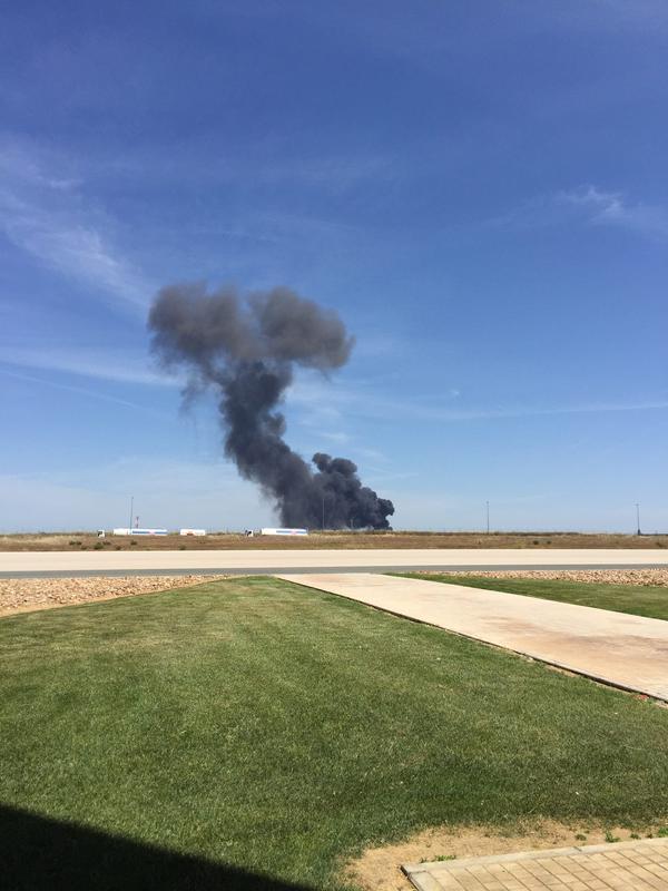 J_Merino_B's tweet photo. Se ha estrellado un avion A400M @Airbus en el aeropuerto de Sevilla. Aeropuerto cerrado http://t.co/DOLZgFSLqJ