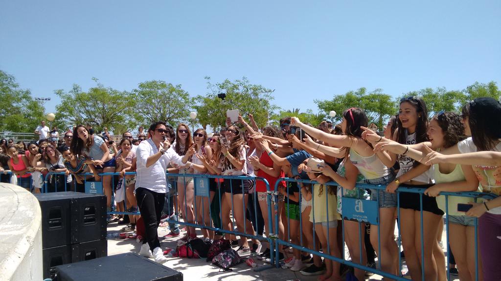 PasoFirmeALC's tweet photo. ¡Artistazo! @dkbmundial nos tiene locos . Suena 'Ella lo que quiere! Loooocuraaaaaa #PasoFirme http://t.co/upF11DlFBl