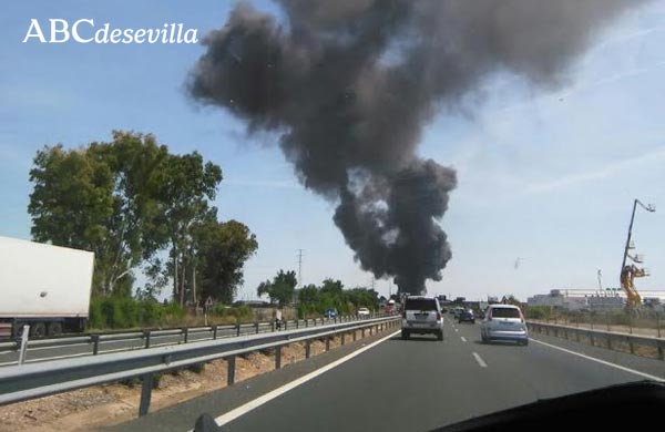 abcdesevilla's tweet photo. [AMPLIACIÓN] Un Airbus se estrella con tripulantes a bordo junto al aeropuerto de #Sevillahoy http://t.co/Ghhz34YAi0 http://t.co/oCaDkXKV0c