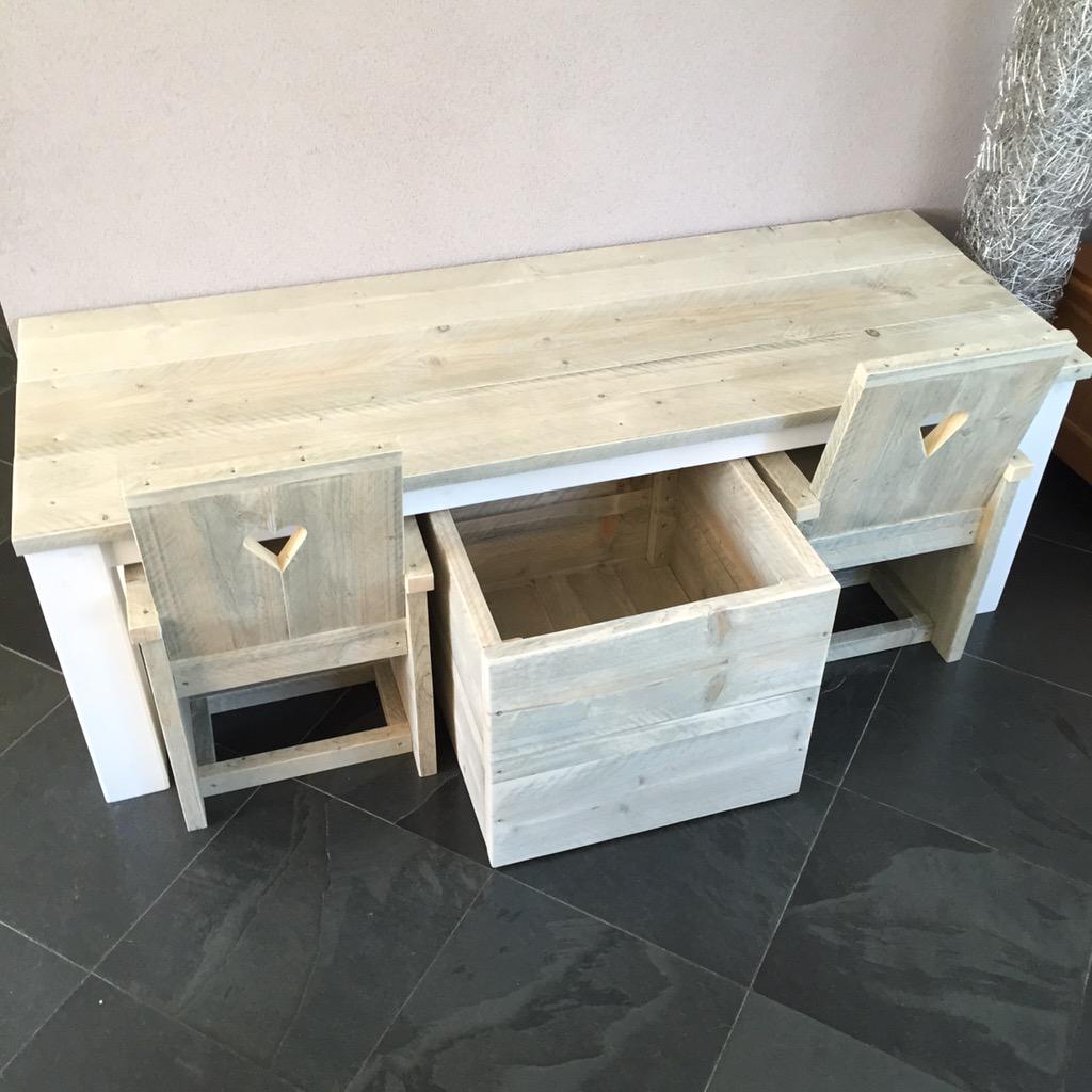 Kindertafel met stoelen en opbergkist. Te bestellen bij Falkwood. Kijk voor meer informatie op falkwood.com