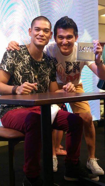 _littleyahoo_'s tweet photo. @rnbjayr thanks idol for visiting Dubai! #elevated #album #oneayala #rnbking #jayr #jayrsillona #opm #happy http://t.co/uhxHOpIIwf