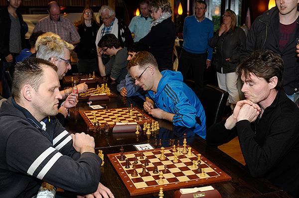 Dokkum - Schaaknacht in de IJsherberg in Dokkum waldnet.nl/wn/nieuws/4820…