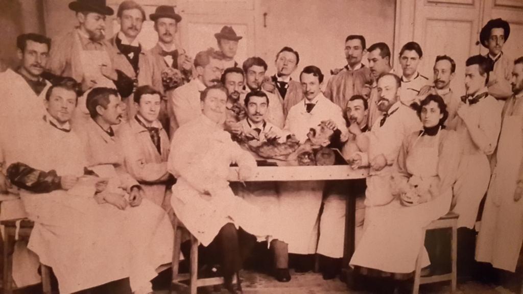 pedrocchi's tweet photo. Selfie primi 900. Studenti corsi di anatomia con salma (qui al centro con baffi). fumano. Perché? #bolognamedicina http://t.co/7sbVPfIGsI