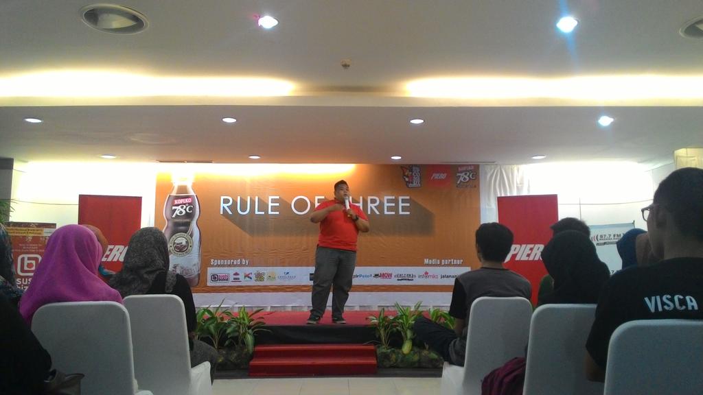 siLoLox's tweet photo. Tailaso! - @StandUpIndoMKSR: Opener kedua oleh @siLoLox #RuleOfThreeMKS http://t.co/nPyAaCpEIb