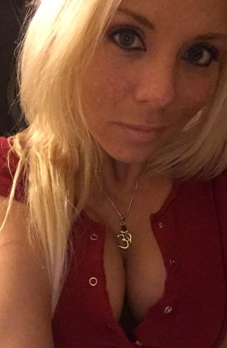 Ok maybe one more disheveled, messy hair, boob closeup pic before bed... Sweetdreams! http://t.co/Qn