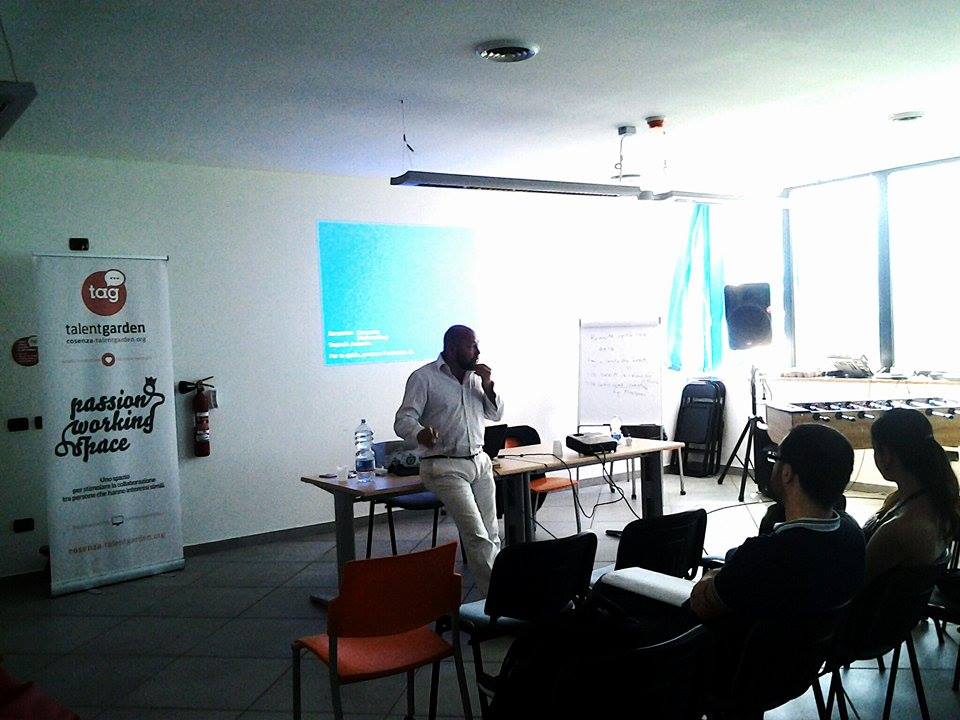 Factory3punto0's tweet photo. Workshop su "I meccanismi sociologici dell'#interazione social" @adamerica70 #TransmsediaWebCommunication #TAGCosenza http://t.co/u8HizoVZq1