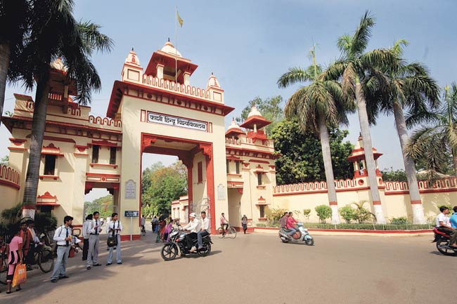 IndiaTodayFLASH's tweet photo. US ayurvedic doctor molested on BHU campus in PM #Modi 's #varanasi http://t.co/hEHZzYywGu http://t.co/d1rLPhv0J2