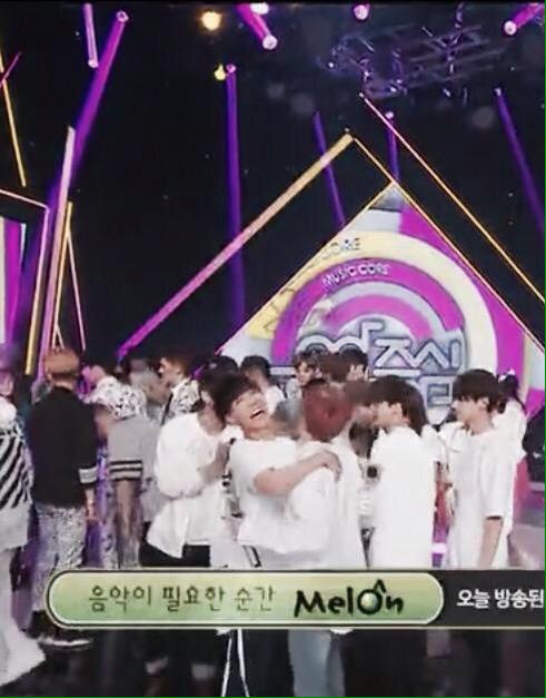 ygent__officiaI's tweet photo. BTS Represents evry VIP's right now.

😂😂😂😂😂😂😂😂
#Loser1stWin http://t.co/vXlpYwAzYc