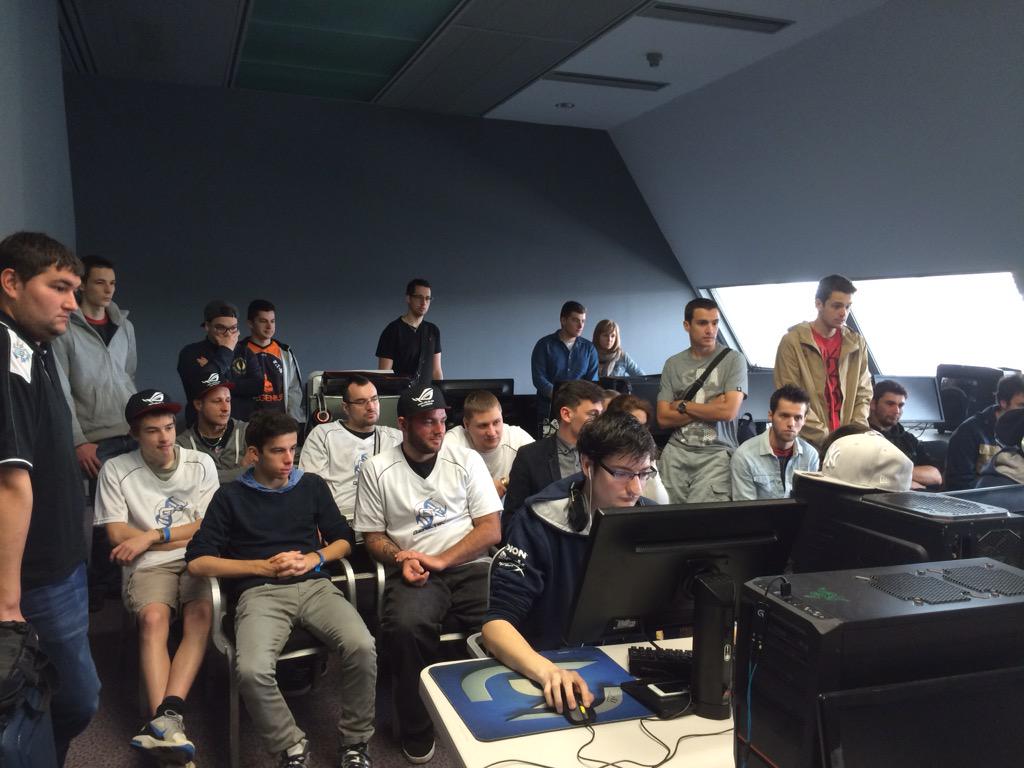 GamingSide's tweet image. Les autres équipent profitent du match et des réactions en direct ! #DHBFH /poke @SKGamingBF