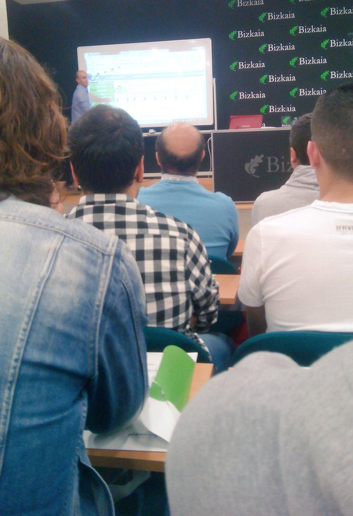 ElVideoAnalista's tweet photo. Otra nueva jornada del Curso de Director Metodológico en Futbol con Gari Fullaondo de @kimetsport dando clase. http://t.co/oIC1nQszuq
