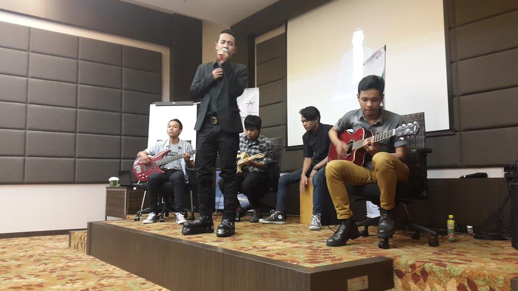 STRIVE_ID's tweet photo. StriVe baru on stage lo.. at Hotel Eastpark #Masyuk. http://t.co/HibuSn3077