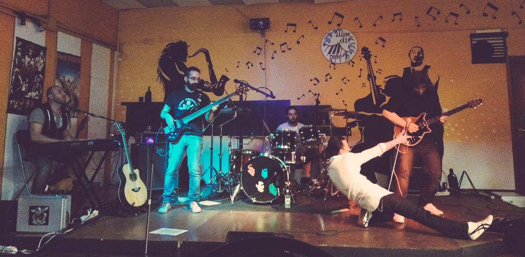 TheRoyalCall's tweet photo. #pillole di #royalcall #queen #tributeband #Rock #live @ #genova http://t.co/iAxmi3BY4D