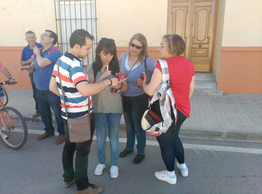 SergioGNC's tweet photo. Vecino a vecino,puerta a puerta,estamos repartiendo ya el programa electoral,el nuestro y el tuyo...#SomosHerencia http://t.co/u5NZjP67qd