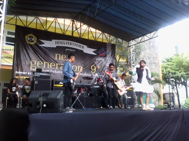 Lanjoooottt.. Perform dari Starlight Band - SMK 2 Malang :)