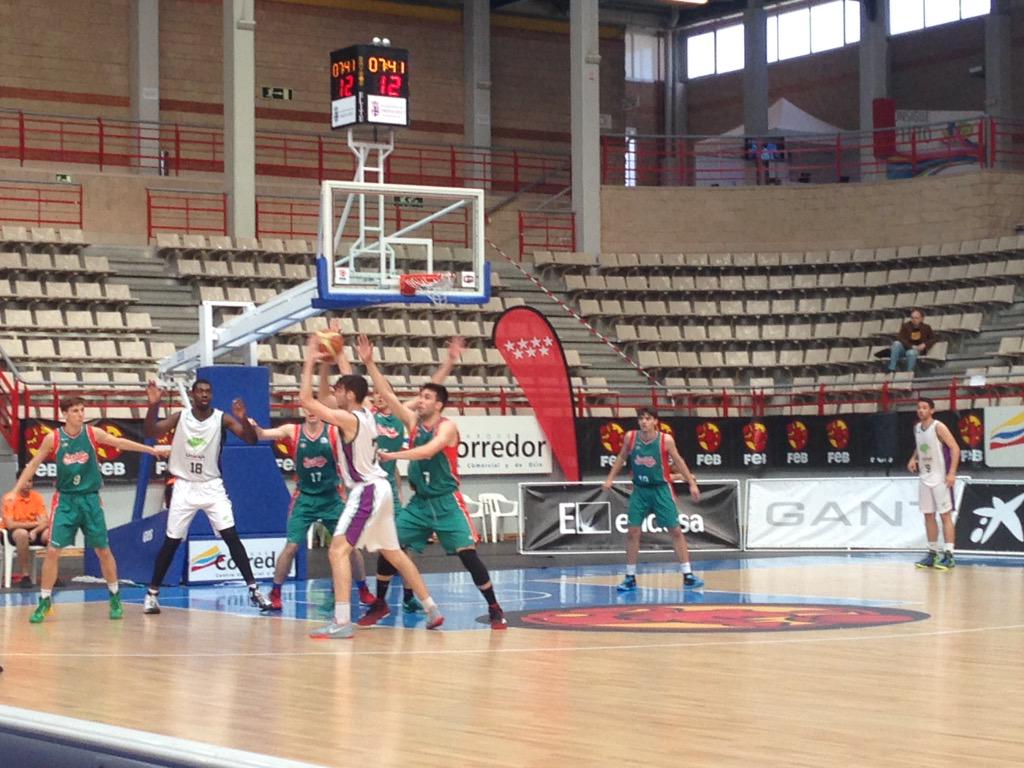 Eventos360FBM's tweet photo. Igualadisimo y trepidante derbi andaluz por la 3 plaza: @cdbsevilla VS @CanteraUnicajaC @unicajaCB #CEJBasket2015 http://t.co/Ebv6Xda8MW