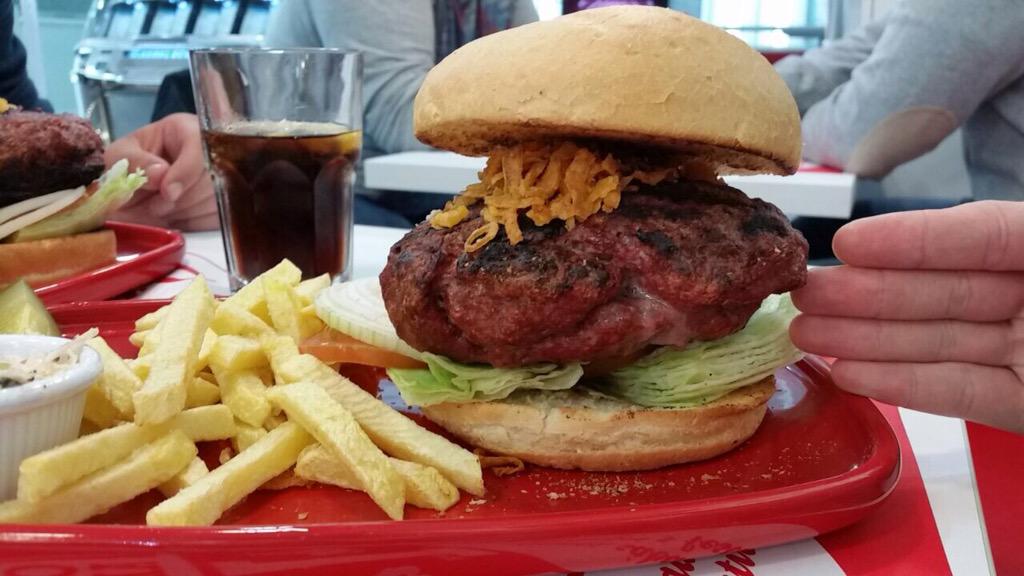 TheXumi's tweet photo. "Hamburguesita" de 500 gr de carne en @brooksteak . Tenía que reponer fuerzas después de los bailes del Jueves 😂💃 http://t.co/FSYDJFjIw8