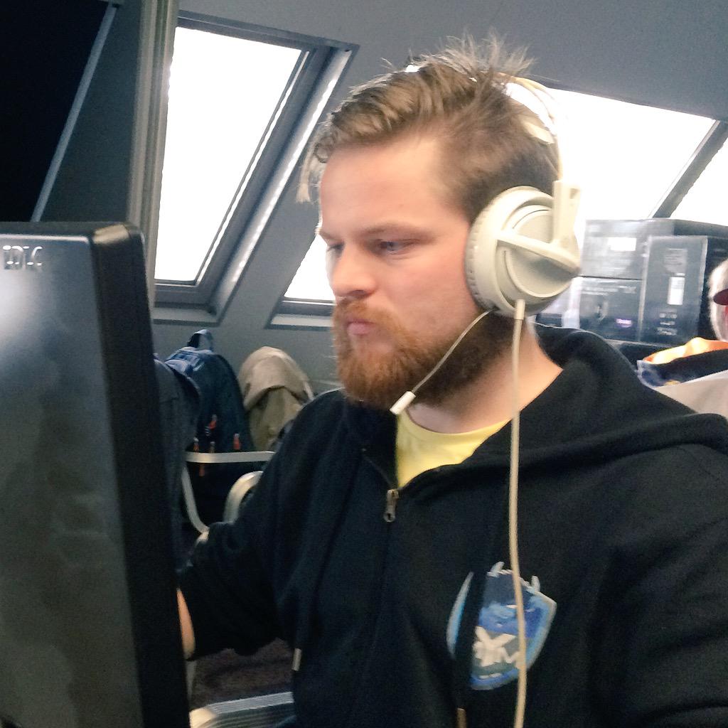 GamingSide's tweet image. Dans cette demi, @IBeniii et ses co-équipiers ont su tirer leur niveau de jeu vers le haut! twitch.tv/eafrance