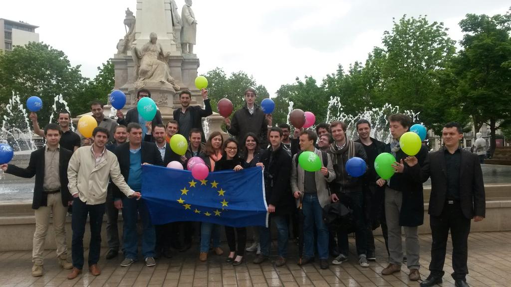 J_Democrates's tweet photo. L'Europe au coeur du #PrintempsdesDémocrates à Dijon en cette journée du #9mai http://t.co/DPulYSxUPn
